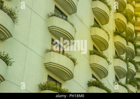 La bella architettura design pattern della terrazza. Molte finestre e balcone su edificio residenziale hotel. Hotel appartamento balcone pattern texture. Ext Foto Stock