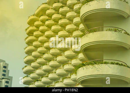 La bella architettura design pattern della terrazza. Molte finestre e balcone su edificio residenziale hotel. Hotel appartamento balcone pattern texture. Ext Foto Stock
