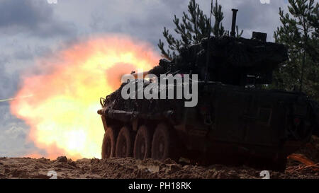 Stryker equipaggio con il primo squadrone, 2° reggimento di cavalleria fire un M1128 Mobile sistema pistola durante una comune bracci combinata live fire esercizio 26-30 Agosto a Bemowo Piskie Area Formazione, Polonia. Il CALFEX è progettato per mantenere la prontezza e la costruzione di interoperabilità tra soldati BPTA. I soldati sono su un periodo di sei mesi a rotazione l'assegnazione a sostegno della multinazionale gruppo di combattimento composta di Stati Uniti, Regno Unito, croato e soldati rumeni che servono con il polacco della XV Brigata meccanizzata come difesa e forza di dissuasione nel nord-est della Polonia a sostegno della NATO in avanti rafforzata presenza a BPTA. ( Foto Stock