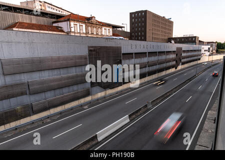 Lastricata autostrade e strade di una città regolare la composizione di un sito urbano Foto Stock