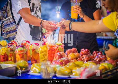 Close up street fornitore di frutta la vendita di frutta mista a Khao San Road mercato notturno, Bangkok, Thailandia. Foto Stock