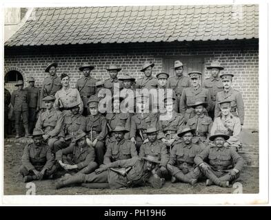 British & Indiana ufficiali Gurkhas 9 presso la propria sede in Francia [St Floris]. Fotografo H. D. Girdwood. . Foto Stock