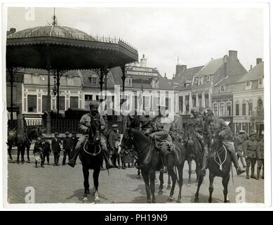 Gen. Sir J. Willcocks con personale & escort cavalcando attraverso una cittadina francese [la Grande Place in Merville]. Fotografo H. D. Girdwood. . Foto Stock