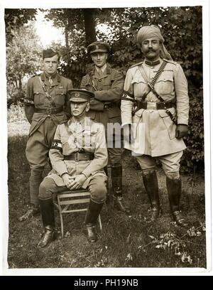 Gen. Sir James Willcocks e il suo staff personale nel giardino presso la sua sede centrale [Merville, Francia]. Fotografo H. D. Girdwood. . Foto Stock