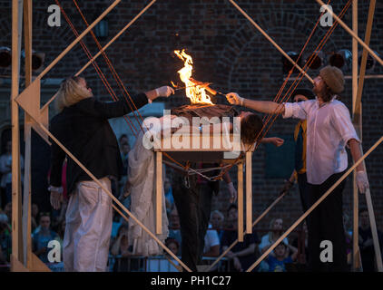 Cracow Polonia - Luglio 7, 2018: prestazioni di schiuma giorni eseguita dal teatro Enigineering AKHE a 31 Street - Festival Internazionale di Street T Foto Stock