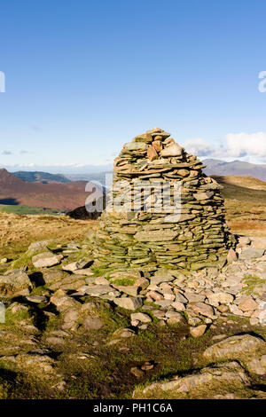 Il Cairn al vertice di alta Spy nel Parco Nazionale del Distretto dei Laghi, Cumbria, Inghilterra. Foto Stock