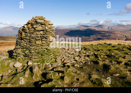 Il Cairn al vertice di alta Spy nel Parco Nazionale del Distretto dei Laghi, Cumbria, Inghilterra. Foto Stock