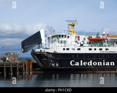 Caledonian MacBrayne traghetto "Signore delle isole", con bow visiera sollevata, a Mallaig Harbour, Lochaber, costa ovest della Scozia Foto Stock
