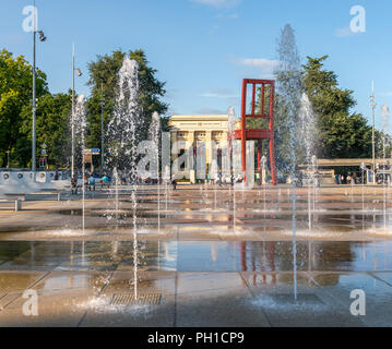 27 Agosto 2018 - Ginevra, Svizzera. La Place des Nations getti di acqua in uscita la molla dal suolo. La piazza è la casa del "sedia rotta' un simbolo di un Foto Stock