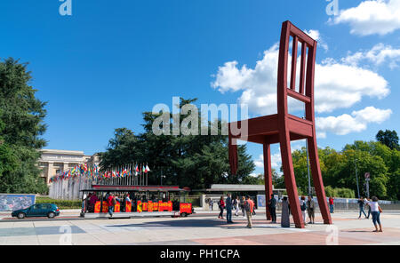 26 Agosto 2018 - Ginevra, Svizzera. Il gigante sedia con una gamba rotta sorge di fronte al Palazzo delle Nazioni è un simbolo di mine antiuomo. Foto Stock