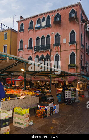 La mattina presto a Rialto Mercato ortofrutticolo, Campo de la Pescaria, San Polo, Venezia, Italia: si spegne la visualizzazione di frutta e verdura fresca Foto Stock