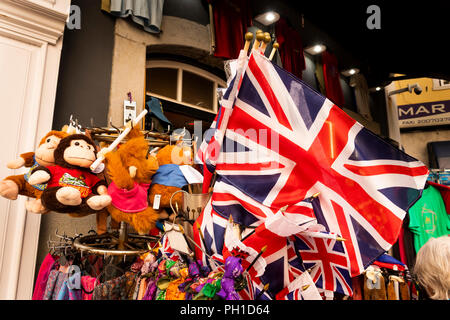 Gibilterra, Main Street, souvenir negozio di vendita britannica Union Jack Flag e giocattoli Foto Stock