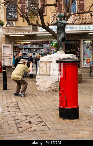 Gibilterra, Main Street, Inglesi red post nella casella di posta dal Corpo dei Royal Engineers memorial Foto Stock