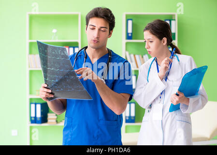 Donna e uomo ginecologi discutere caso medico presso la clinica Foto Stock