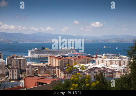 Gibilterra, MV Marco Polo Ormeggiato accanto a 155.000 ton Norwegian Epic vista in elevazione dalla roccia Foto Stock