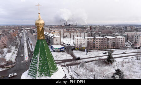 SEGEZHA, Carelia, Russia - CIRCA Nov, 2016: Chiesa top con golden cross si trova in centro città a stagione invernale. Segezha è città industriale con polpa e Foto Stock