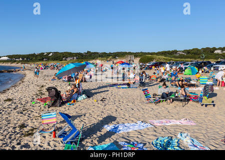 Le persone si radunano e attendere Menemsha sulla spiaggia per vedere il tramonto sul vigneto del suono in Chilmark, Massachusetts di Martha's Vineyard. Foto Stock