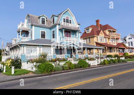 Colorfully dipinto case vittoriane, compresa la casa in legno di quercia, servire come B&B su Seaview Avenue in Oak Bluffs Massachusetts di Martha's Vineyard. Foto Stock