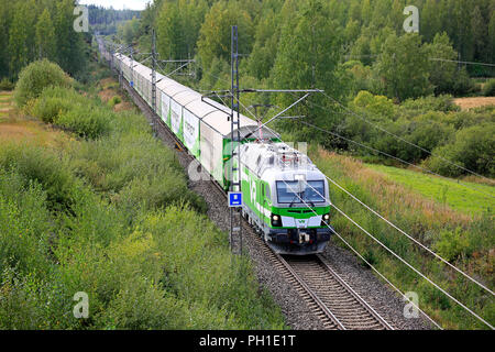 ORIVESI, Finlandia - 27 agosto 2018: VR treno merci viaggia attraverso il verde nella tarda estate del paesaggio in Finlandia centrale, vista in elevazione da un ponte. Foto Stock