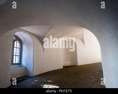 Rampa a spirale, la torre rotonda di Copenaghen, Zelanda, Danimarca, Europa Foto Stock