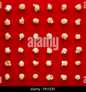 Il popcorn su sfondo rosso, spazio di copia Foto Stock