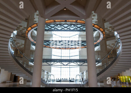 Lo scalone, il Museo di Arte Islamica, Doha, Qatar Foto Stock