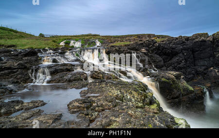 Dunseverick cade nella contea di Antrim in Irlanda del Nord Foto Stock