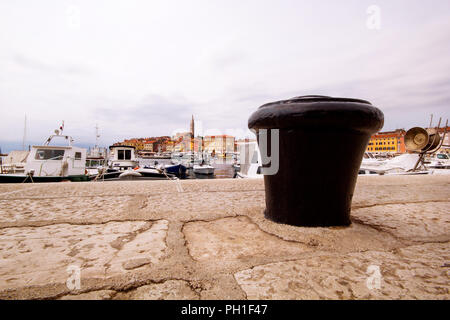 Nero gancio per imbarcazioni. Navi e imbarcazioni in Marina di Rovigno. Panorama di Rovigno. Foto Stock