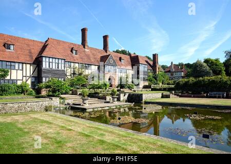 Il Royal Horticultural Society giardini che mostra il canale e edifico elencato Grade two Wisley Surrey in Inghilterra REGNO UNITO Foto Stock