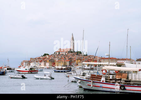 Rovigno Croazia - Luglio 26, 2014: vista panoramica sulla città vecchia di Rovigno dal porto. Istria, Croazia. Piccole imbarcazioni all'interno del porto affollato. Foto Stock