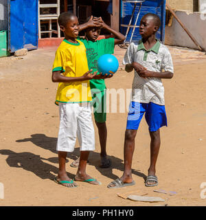 SAINT LOUIS, SENEGAL - Apr 24, 2017: Senegalesi non identificato tre ragazzi piccoli appendere fuori a Saint Louis, una delle più grandi città in Senegal Foto Stock