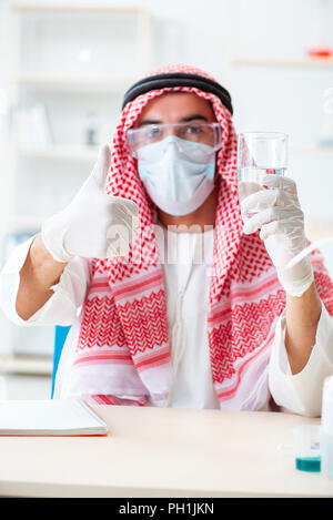 Farmacia araba il controllo della qualità dell acqua potabile Foto Stock