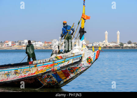 SAINT LOUIS, SENEGAL - Apr 24, 2017: Non identificato gli uomini senegalesi vela in una barca nel porto di Saint Louis, una delle più grandi città in Senegal Foto Stock