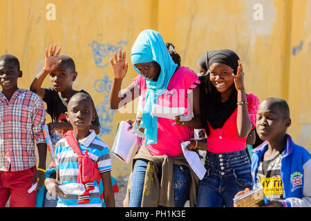 SAINT LOUIS, SENEGAL - Apr 24, 2017: Senegalesi non identificato bambini e bambine agitare le mani a Saint Louis, una delle più grandi città in Seneg Foto Stock