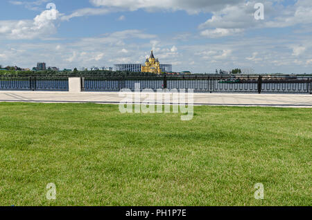 Vista di Alexander Nevsky chiesa, dall'argine a Nizhny Novgorod Foto Stock