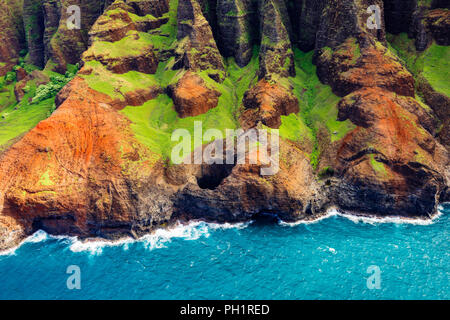 Il luminoso occhio aperto a soffitto grotta del mare sulla costa di Na Pali (antenna), Costa Napali deserto del Parco Statale di Kauai, Hawaii USA Foto Stock