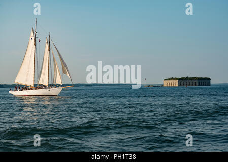 A Tall Ship passando Fort gole su Hog Island in battuta il Casco Bay all'entrata del porto di Portland, Maine Foto Stock