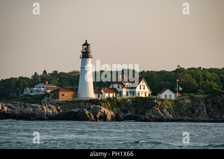 Portland Head Lighthouse e custodi' casa in estate, Cape Elizabeth, Maine, Stati Uniti d'America Foto Stock