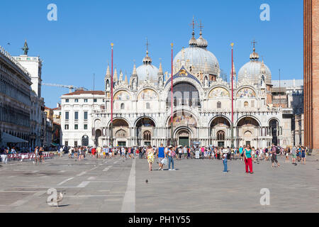 I turisti viewng Basilica San Marco (ST MARKS Cattedrale), Piazza San Marco, Piazza San Marco, San Marco, Venezia, veneto, Italia, cielo blu serata estiva Foto Stock