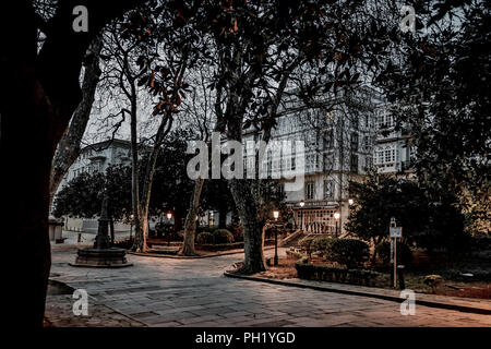 A Coruña, Galizia/ESPAÑA - 03 de abril de 2018 : plaza Azcarraga de noche Foto Stock