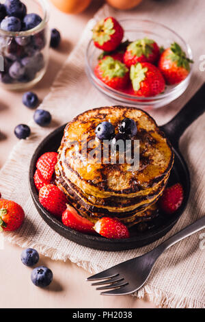 Yop vista della pila di Pancake fatti in casa con mirtilli e fragole, perfetto per la prima colazione Foto Stock