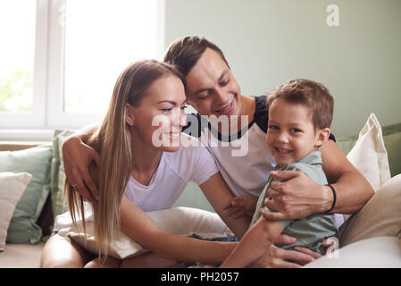 Famiglia giovane essere giocoso in casa. Foto Stock