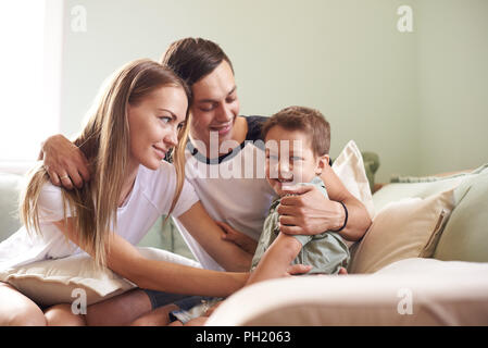 Famiglia giovane essere giocoso in casa. Foto Stock