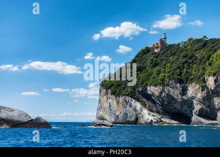 Faro sul tino isola, situato sul Golfo di La Spezia nei pressi di Portovenere e le Cinque Terre, Italia Foto Stock