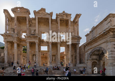 Efeso (EFES) ARCHEOLOGİCAL SİTE,Turchia-agosto 19,2018:turisti esplorare e fotografare Celcus Libreria. Foto Stock