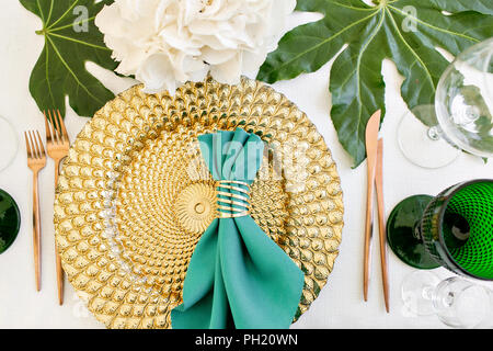 Bella sala banchetti sotto una tenda per un ricevimento di matrimonio. Interno di un matrimonio decorazione tenda pronto per gli ospiti. Decor e fiori. Tema verde Foto Stock