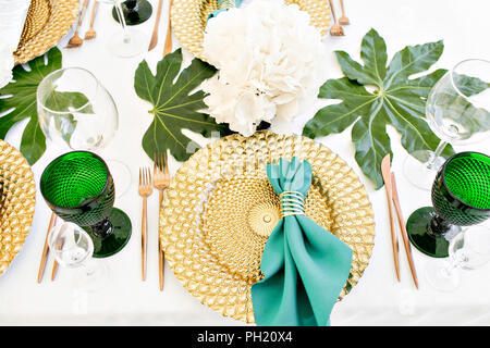 Bella sala banchetti sotto una tenda per un ricevimento di matrimonio. Interno di un matrimonio decorazione tenda pronto per gli ospiti. Decor e fiori. Tema verde Foto Stock