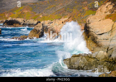 Enorme ondata la rottura sulle scogliere lungo la bellissima costa del Pacifico in autostrada in California a Garrapata State Park a Big Sur vicino a Carmel e Monterey Foto Stock