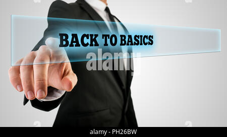 Imprenditore premendo Back to basics testo in vetro trasparente. Foto Stock