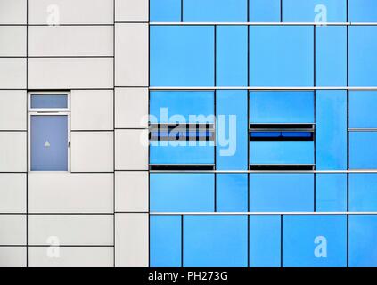 Finestre moderne in blu e bianco esterno di un edificio per uffici con design geometrico Foto Stock
